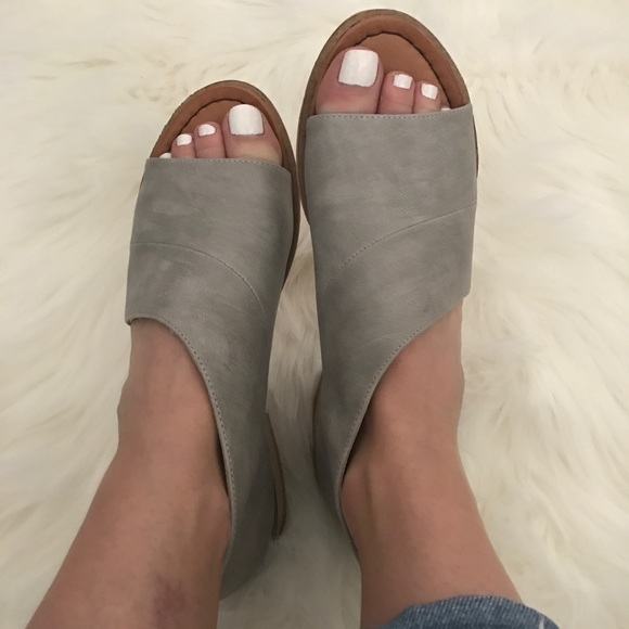 One pair left- size 6 NOT RESTOCKING OTHER SIZES - Picture 3 of 8